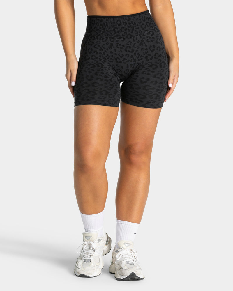 Contrastline Sculpt Scrunch Shorts "Leo Schwarz"
